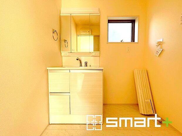 ~人気の三面鏡を採用~ ・洗面台は三面鏡仕様なので鏡の角度を変える事で頭の後ろの方までご確認可能です。 ・鏡の裏が収納になっておりますので、洗面台周りもスッキリと片付きます。