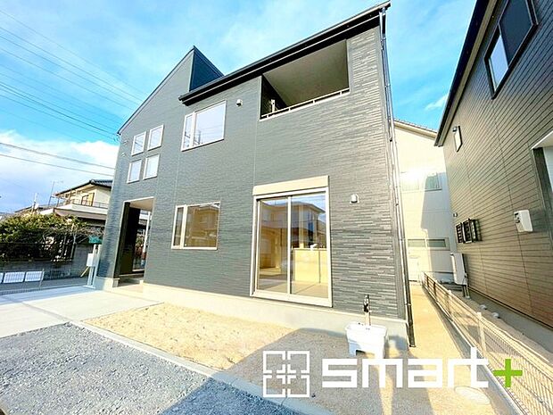 〜シックな色彩の外観を採用〜 ・外壁に濃い色を採用する事でモダンな印象のシックな外観となっております。 ・高級感も出るので毎日家に帰るのが誇らしくなります。ぜひ現地でご確認くださいませ。 