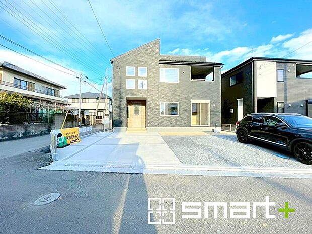 ~閑静な住宅街の立地~ ・周辺は閑静な住宅街となっておりますので、静かな暮らしをご実現いただけます。 ・前面道路の交通量も多くないので、小さなお子様がいるご家庭でもご安心ですね。