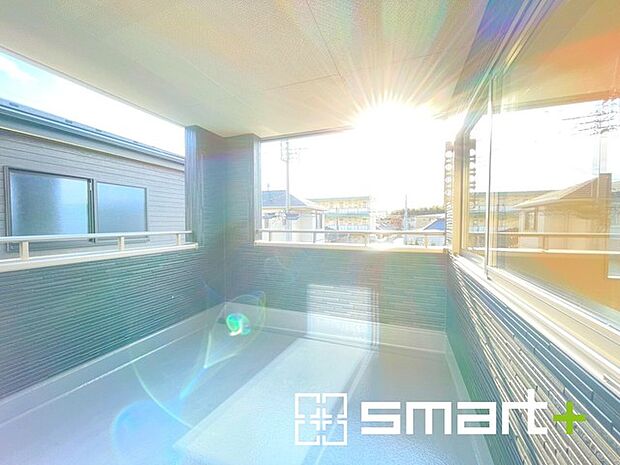 〜屋根付きのバルコニー〜 ・バルコニーは屋根付きなので急な雨でも安心です。 ・奥行きもあるので洗濯物が干しやすいのも嬉しいポイントですね。 