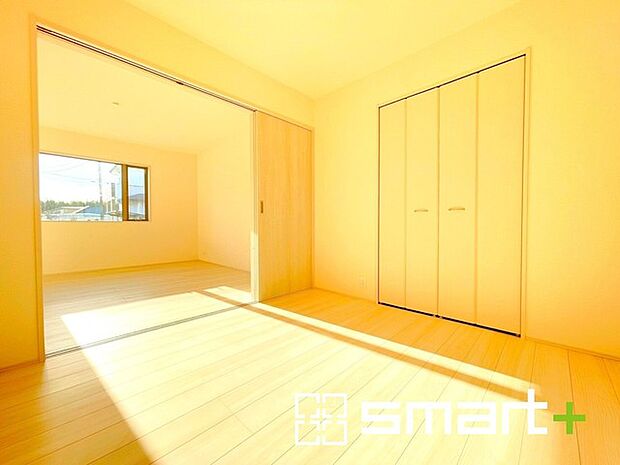 ~収納豊富な洋室~ ・各居室に備え付けの収納をご用意。タンスなどを置く場合と比べ出っ張らないので部屋の中を有効のご活用いただけます。 ・収納の広さなどぜひ現地でご確認くださいませ。