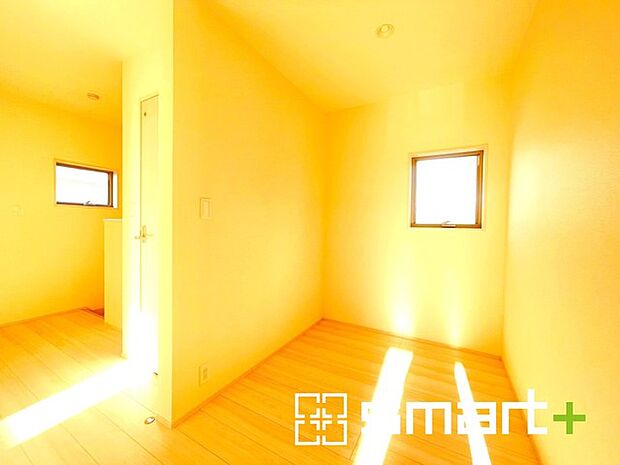 ~広々した「納戸」をご用意~ ・本来の用途である収納としてはもちろん、テレワークスペースとしてもご利用可能な納戸をご用意。 ・広さの感覚など、ぜひ現地でご体感くださいませ。