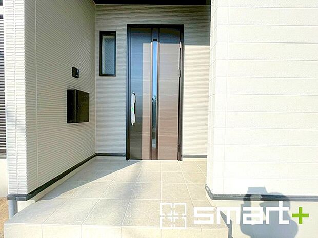 〜穏やかな陽が入る玄関〜 ・窓に加えて玄関ドアのガラス部分からも穏やかな陽が入り、明るい玄関になります。 ・備え付けのシューズボックスはたっぷりしまえて玄関がスッキリ片付きますね。 