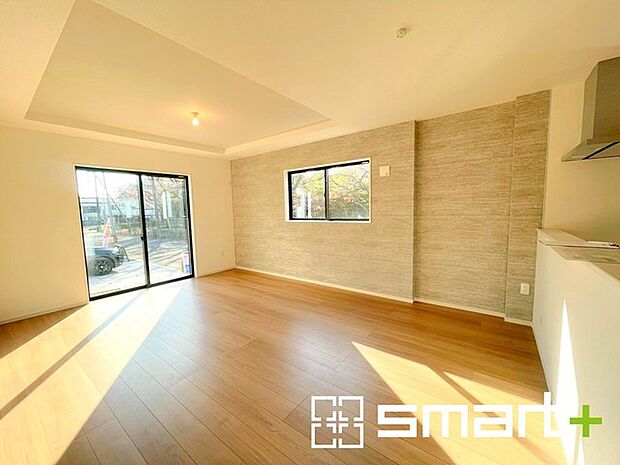 〜穏やかな陽の入るＬＤＫ〜 ・大きな窓のあるＬＤＫは陽当りも良好で明るい空間となっております。 ・ご家族団らんなど過ごす時間の多いＬＤＫが明るいのは嬉しいポイントですね。 