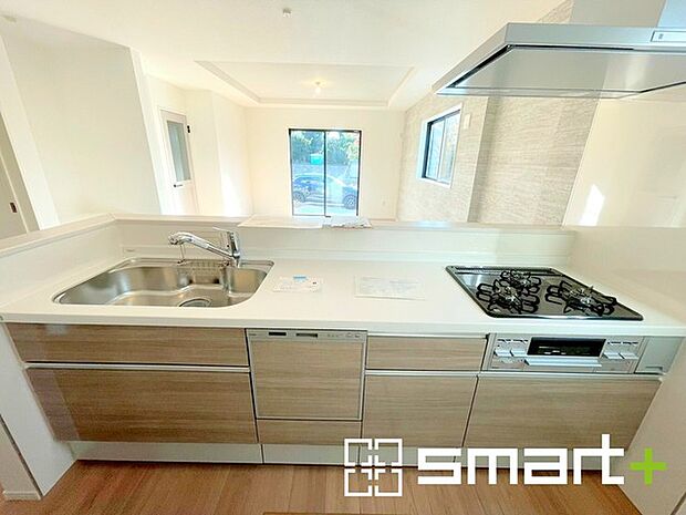 ~人気のカウンターキッチン~ ・キッチンには余計な柱が無いので、リビングが見渡せ開放感のある造りとなっております。 ・蛇口には浄水器が内蔵されるなど機能面でも優れたキッチンです。