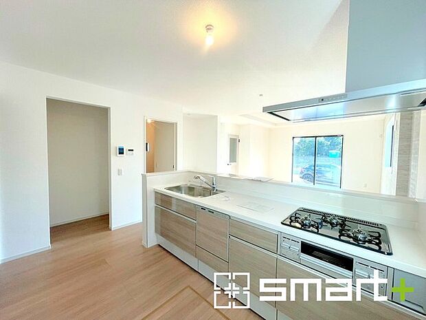 ~食器洗浄機を標準装備~ ・キッチンにはビルトインタイプの食器洗浄機を標準装備。 ・家事にかける時間を削減でき、「自分時間」を増やすことができる嬉しいアイテムです。