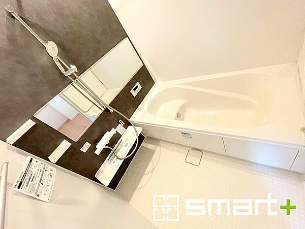 〜浴室乾燥機付きの浴室〜 ・浴室には乾燥機が付いているので雨の日でも洗濯物を干すことが可能です。 ・水はけの良い床材など機能面も充実。マイクロバルなどオプションもご相談くださいませ。 