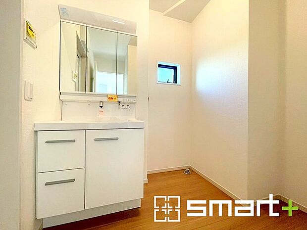 〜シャワー付き洗面台を採用〜 ・洗面台の蛇口がホースで伸びシャワーとしてご利用可能。 ・朝の寝ぐせ直しなどにシャワーを使いたい時、洗面台の掃除をする際にも便利にお使いいただけますよ。 