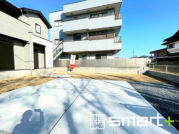 ~ゆとりあるカースペース2台分~ ・セカンドカーや来客時にも困らないカースペース2台分は並列駐車可能でお車の出し入れもラクラク。 ・カーポートなどのオプションもお気軽にご相談くださいませ。