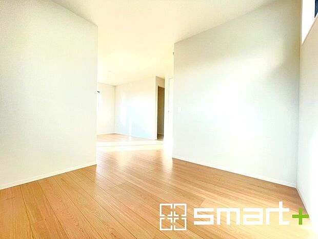 ~間取り変更も可能な洋室~ ・将来こども部屋として1部屋を2部屋にできるフレキシブルルーム。 ・ウォークインクローゼット付なのでお洋服や小物類などもスッキリ片付けられます。