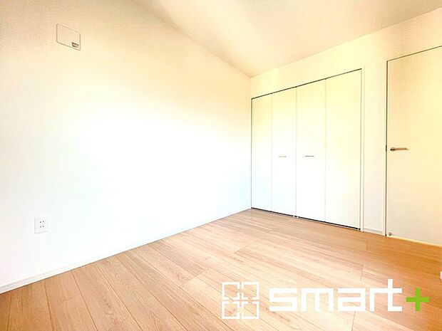 〜収納豊富な洋室〜 ・各居室に備え付けの収納をご用意。タンスなどを置く場合と比べ出っ張らないので部屋の中を有効のご活用いただけます。 ・収納の広さなどぜひ現地でご確認くださいませ。 