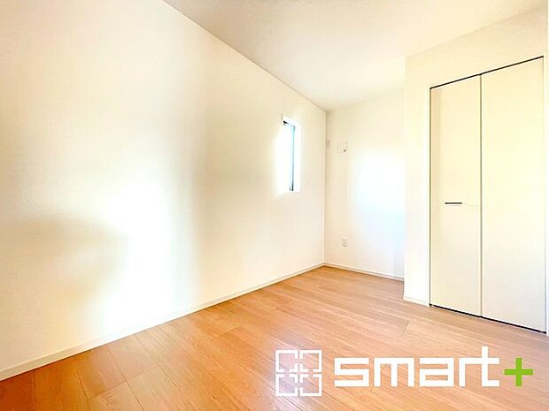 ~収納スペース付きの1階洋室~ ・リビングと隣接していないので独立した居室としてご利用可能です。 ・たっぷりの収納スペースでお部屋スッキリ。広々とお使いいただけます。