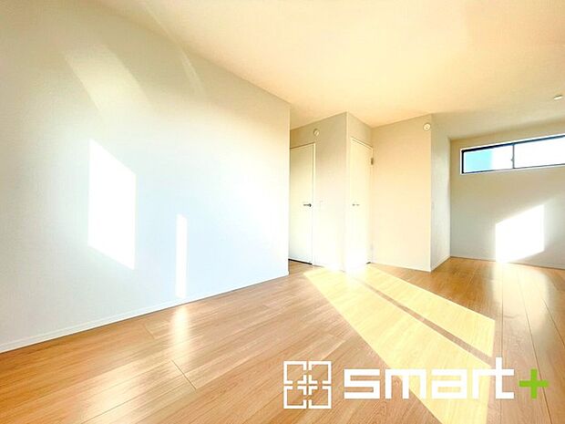 〜バルコニーに面した洋室〜 ・バルコニー側の大きな窓から穏やかな陽が差し込む明るい洋室はウォークインクローゼット付。 ・ゆとりある広さでご夫婦やご兄弟でもゆったりお過ごしいただけます。 