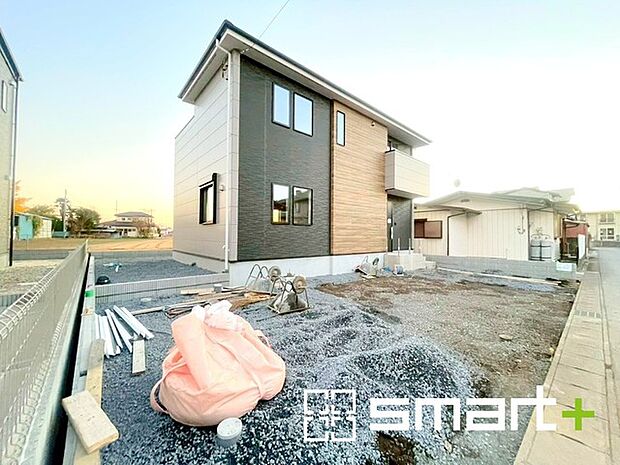 〜ベタ基礎でしっかりとした土台〜 ・コンクリートの中に鉄筋を配し強度を高めた「ベタ基礎」を採用。 ・しっかりとした土台を造ったうえで、その上に建物が築造されていきます。 