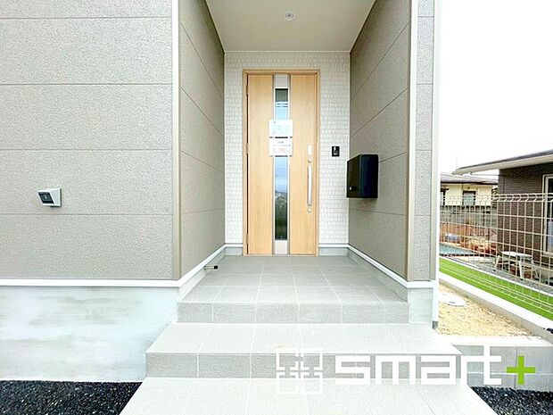 〜お住まいの顔「玄関」〜 ・玄関ドアの上にはもちろん軒がございますので、雨の日でも濡れずに鍵の開閉が可能です。 ・鍵は防犯性に優れたディンプルキーを採用。 