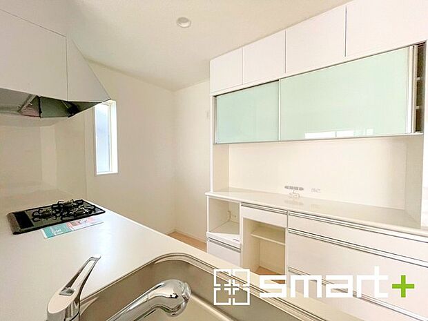 〜収納も豊富なキッチン〜 ・キッチンスペースにはカップボードを標準装備。キッチン自体の収納と併せて収納が豊富になっておりますので、散らかりやすいキッチン周りがスッキリと片付きます。