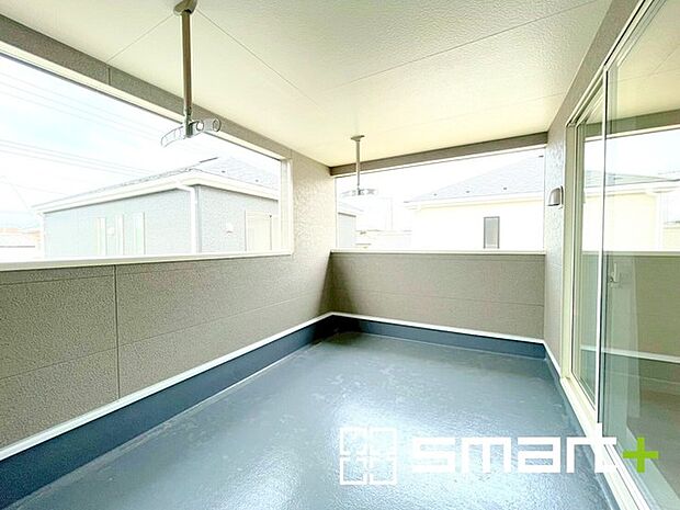 〜屋根付きのバルコニー〜 ・バルコニーは屋根付きなので急な雨でも安心です。 ・奥行きもあるので洗濯物が干しやすいのも嬉しいポイントですね。