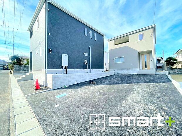 〜ゆとりあるカースペース〜 ・セカンドカーや来客時にも困らないカースペース2台分。物置や駐輪スペースなどにも利用できますね。 ・カーポートなどのオプションもお気軽にご相談くださいませ。