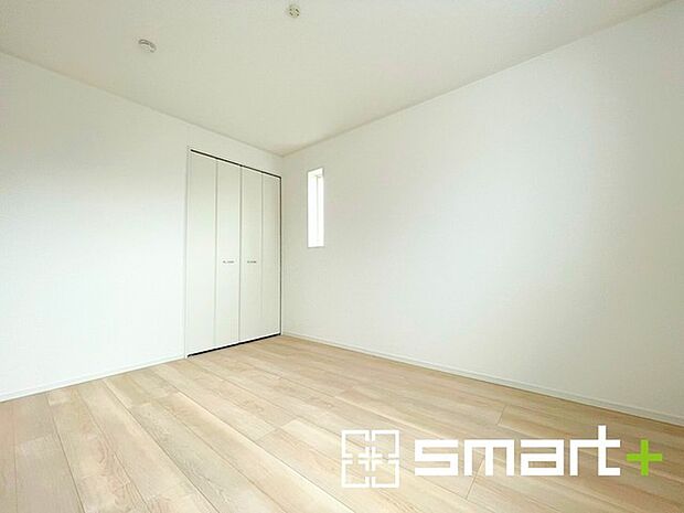 〜自然な風合いの洋室〜 ・ナチュラルな色彩で纏められた洋室は家具のコーディネートもしやすくなっております。 ・どんな家具にするか考えるだけでも楽しくなってきますね。