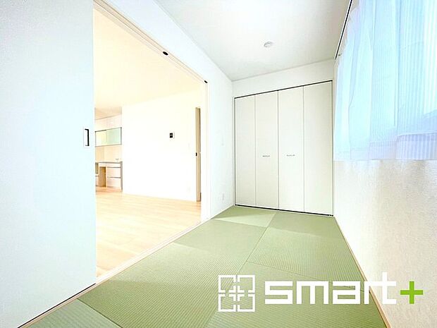 〜「和みの部屋」和室をご用意〜 ・ゴロンと寝転がったり、お子様のいるご家庭ではお子様を寝かしつけたり、などご活用いただける和室をご用意。 ・やはり畳の香りは心が落ち着きますね。