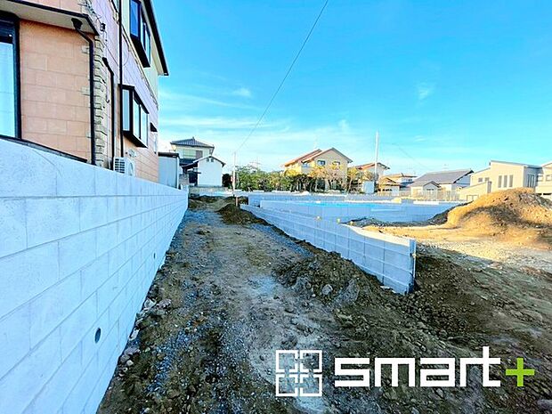 ~ベタ基礎でしっかりとした土台~ ・コンクリートの中に鉄筋を配し強度を高めた「ベタ基礎」を採用。 ・しっかりとした土台を造ったうえで、その上に建物が築造されていきます。