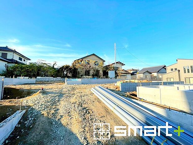 ~ベタ基礎でしっかりとした土台~ ・コンクリートの中に鉄筋を配し強度を高めた「ベタ基礎」を採用。 ・しっかりとした土台を造ったうえで、その上に建物が築造されていきます。