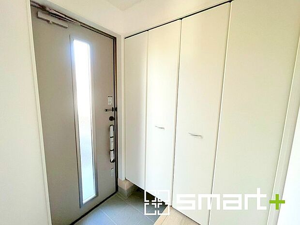 〜ホワイトカラーで統一された玄関〜 ・清潔感のあるホワイトカラーで纏められた玄関は圧迫感もなく広々とした印象に。 ・玄関ドアにガラス部分を設ける事で穏やかな陽の入る玄関になります。 