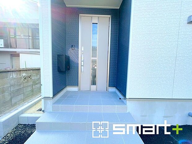 〜モニター付きインターフォン〜 ・今では当たり前になってきたモニター付きのインターフォンも付いております。 ・来客時に誰が来たかすぐにわかりますので、防犯性に優れます。 