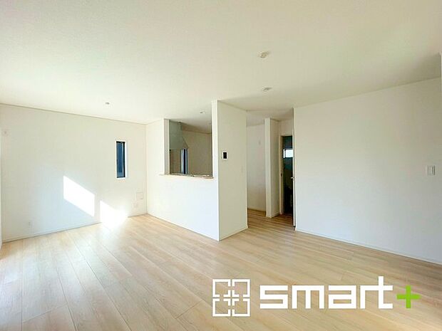 〜家族団らんにピッタリの広々リビング〜 ・穏やかな陽だまりに包まれる居心地の良いＬＤＫは、ご家族が集まる憩いのスペースに。 ・隣接の和室を続き間として利用すれば21帖超の広々空間になります。 