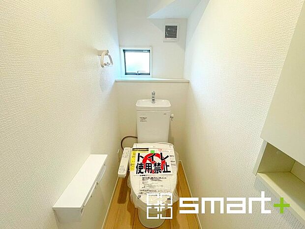 〜窓付きの明るいトイレ〜 ・使用後や掃除の際に窓を開ければ、外からの新鮮な空気を取り込み素早く換気ができます。 ・埋め込み収納付きでストックや掃除用具もスッキリ片付きますね。