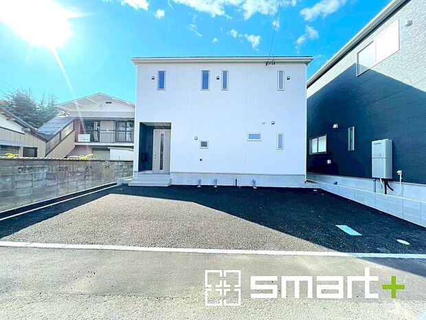 〜閑静な住宅街の立地〜 ・周辺は閑静な住宅街となっておりますので、静かな暮らしをご実現いただけます。 ・前面道路の交通量も多くないので、小さなお子様がいるご家庭でもご安心ですね。 