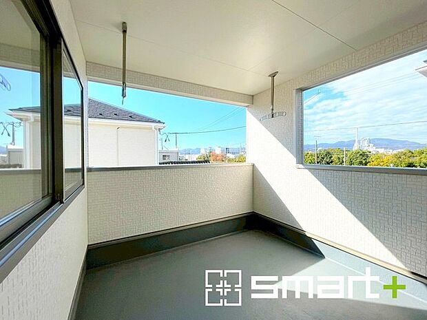 〜屋根付きのバルコニー〜 ・バルコニーは屋根付きなので急な雨でも安心です。 ・奥行きもあるので洗濯物が干しやすいのも嬉しいポイントですね。 