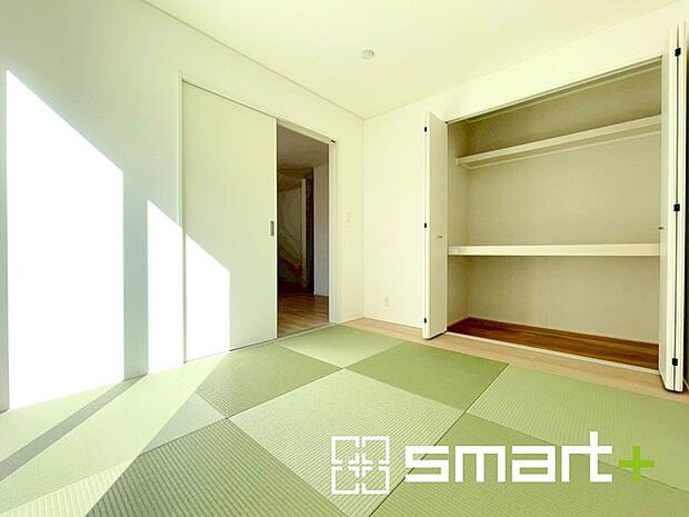 〜リビング横の和室〜 ・リビング横には開放感をプラスしてくれる和室付。モダンな洋風タイプでオシャレ感アップ。 ・お子様のプレイルームやお昼寝など、用途様々にお使いいただけます。 