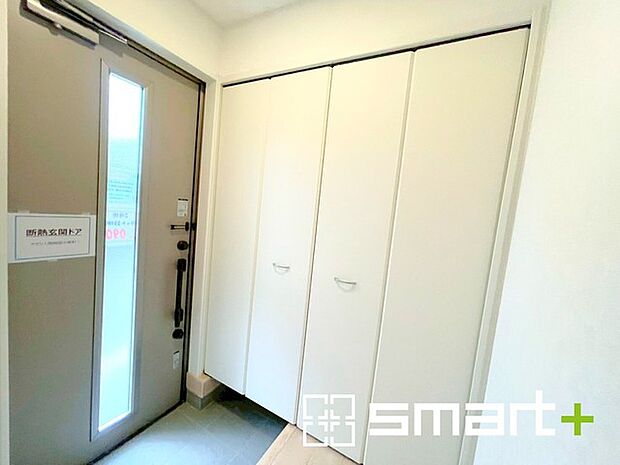 〜十分な容量のシューズボックス〜 ・備え付けのシューズボックスは充分な容量を確保。 ・より大型のものへのご変更などご希望の方もお気軽にご相談くださいませ。 