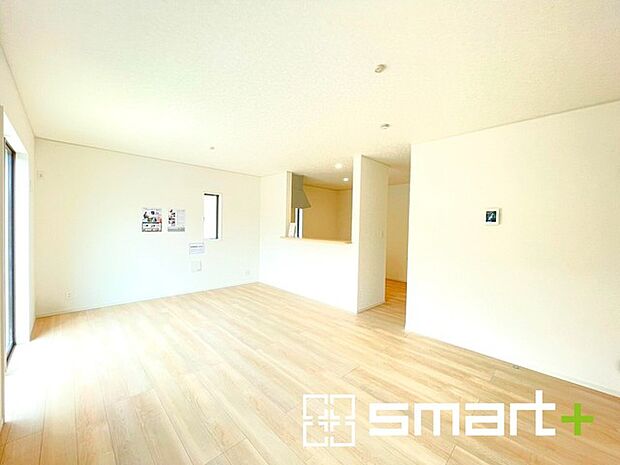 〜穏やかな陽の入るLDK〜 ・大きな窓のあるLDKは陽当りも良好で明るい空間となっております。 ・ご家族団らんなど過ごす時間の多いLDKが明るいのは嬉しいポイントですね。