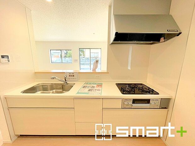 〜人気のカウンターキッチン〜 ・キッチンは人気のカウンタータイプを採用。「ご家族の顔が見える」造りです。 ・汚れの付きづらい天板、水はけの良いシンクなど機能面でも充実の仕様。 