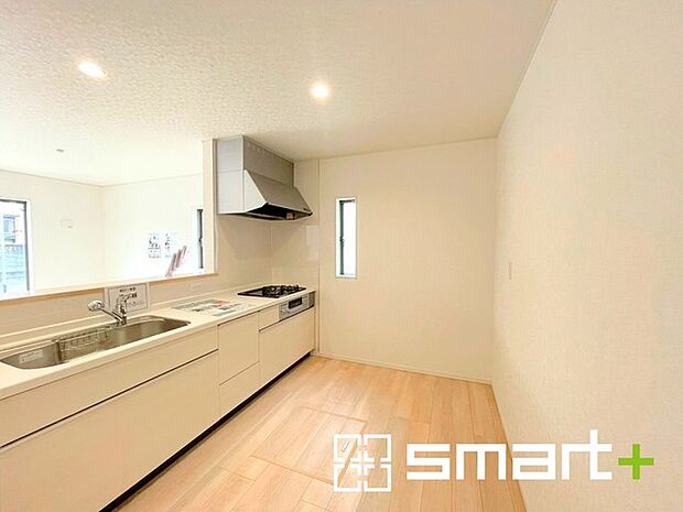 〜使い勝手の良いシステムキッチン〜 ・料理がしやすい設計のキッチンでお料理もはかどりますね。 ・もちろんキッチン下部は収納になっておりますので、フライパンなども収納可能です。 