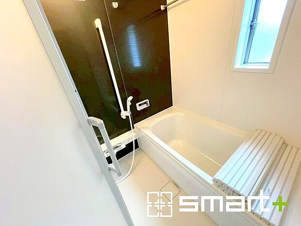 〜暖房乾燥機付きの浴室〜 ・ヒートショック対策にもなる浴室暖房を標準装備。冬場でも暖かくしてからご入浴が可能です。 ・もちろん乾燥機も付いておりますので、雨の日でも洗濯物を干せますよ。