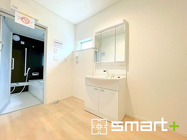 〜人気の三面鏡を採用〜 ・洗面台は三面鏡仕様なので鏡の角度を変える事で頭の後ろの方までご確認可能です。 ・鏡の裏が収納になっておりますので、洗面台周りもスッキリと片付きます。