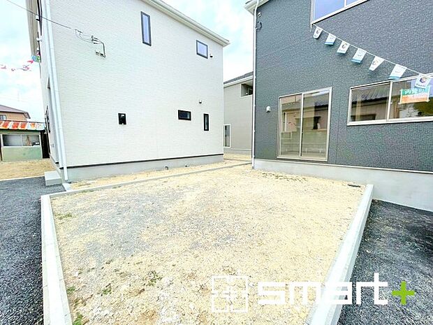 〜お庭もある余裕の敷地〜 ・広々した敷地にはお庭もご用意。お庭があるだけで余裕を感じますね。 ・防草シートや人工芝の敷設などのオプションもお気軽にご相談くださいませ。