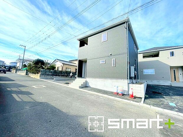 〜十分な広さのある前面道路〜 ・前面道路は約6mございますので、お車でのすれ違いも楽々で余計なストレスがかかりません。 ・日々お車での移動が多い方には大切なポイントですね。