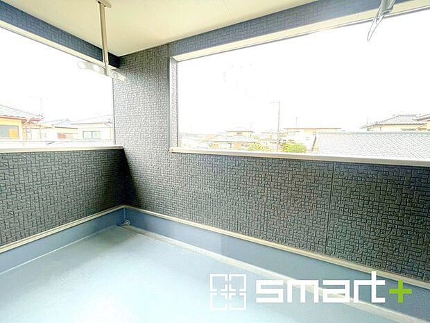 〜屋根付きのバルコニー〜 ・バルコニーは屋根付きなので急な雨でも安心です。 ・奥行きもあるので洗濯物が干しやすいのも嬉しいポイントですね。 