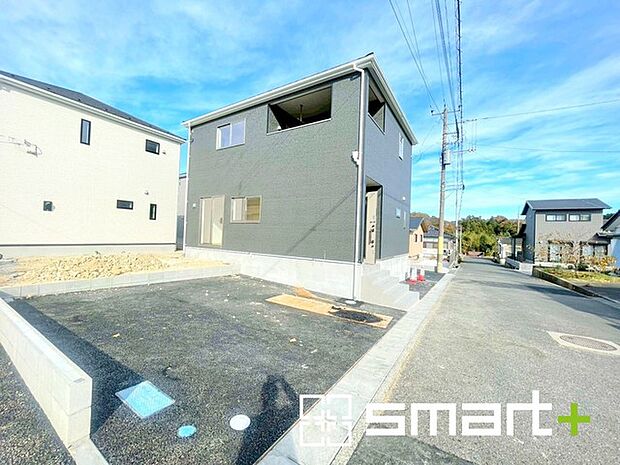 〜ゆとりあるカースペース〜 ・セカンドカーや来客時にも困らないカースペース2台分。物置や駐輪スペースなどにも利用できますね。 ・カーポートなどのオプションもお気軽にご相談くださいませ。