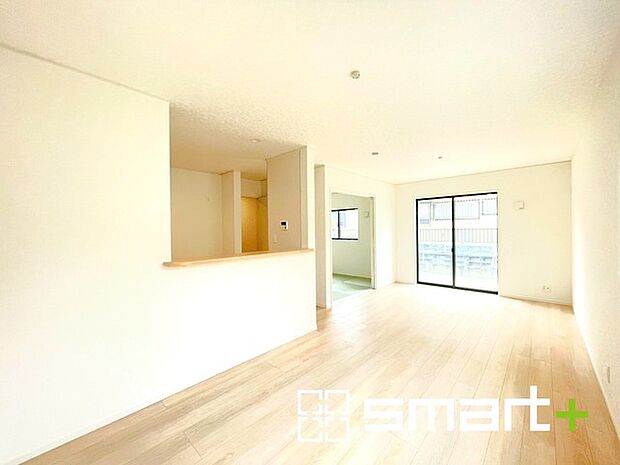 〜ナチュラルな色彩のLDK〜 ・自然な風合いの色味で纏められたLDKは家具のコーディネートもしやすくなっております。 ・どんなインテリアにするか、考えるだけでも楽しくなりますね。