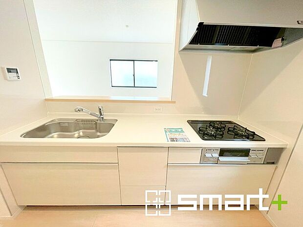 〜人気のカウンターキッチン〜 ・キッチンは人気のカウンタータイプを採用。「ご家族の顔が見える」造りです。 ・汚れの付きづらい天板、水はけの良いシンクなど機能面でも充実の仕様。 