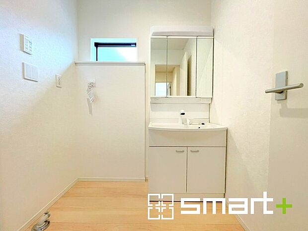 〜人気の三面鏡を採用〜 ・洗面台は三面鏡仕様なので鏡の角度を変える事で頭の後ろの方までご確認可能です。 ・鏡の裏が収納になっておりますので、洗面台周りもスッキリと片付きます。 