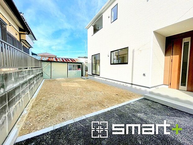 〜お庭もある余裕の敷地〜 ・広々した敷地にはお庭もご用意。お庭があるだけで余裕を感じますね。 ・防草シートや人工芝の敷設などのオプションもお気軽にご相談くださいませ。