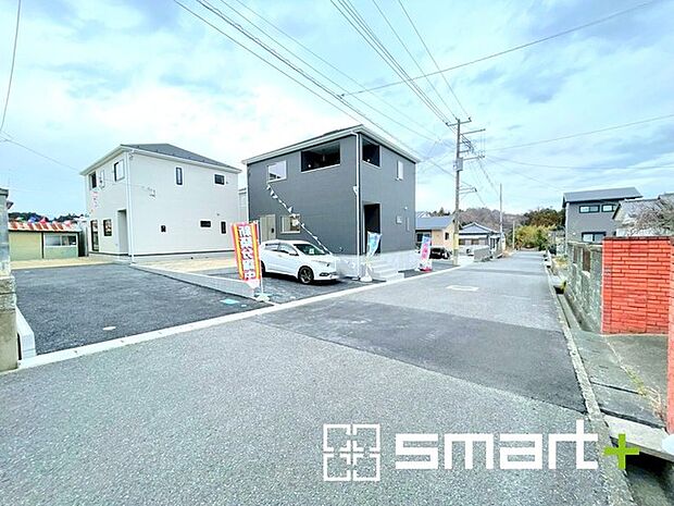 〜閑静な住宅街の立地〜 ・周辺は閑静な住宅街となっておりますので、静かな暮らしをご実現いただけます。 ・前面道路の交通量も多くないので、小さなお子様がいるご家庭でもご安心ですね。