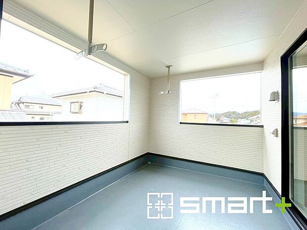 〜屋根付きのバルコニー〜 ・バルコニーは屋根付きなので急な雨でも安心です。 ・奥行きもあるので洗濯物が干しやすいのも嬉しいポイントですね。 