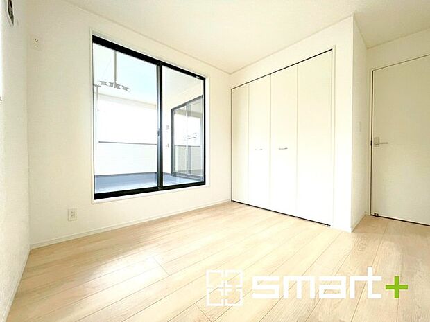 〜2面採光の明るいお部屋〜 ・洋室は2面採光とする事で穏やかな陽の入る明るい空間となっております。 ・くつろぎのプライベート時間を明るい空間で穏やかにお過ごしいただけます。